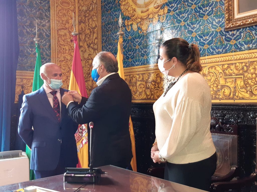 Salvador Marcet recibe la insignia de la ciudad tras su jubilación