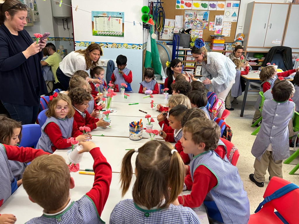 Padres y peques de 4 años preparan el Día de Andalucía