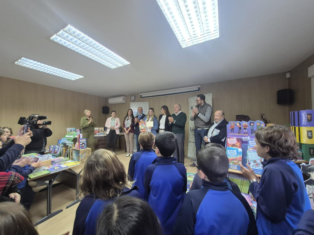 𝗣𝗿𝗲𝘀𝗲𝗻𝘁𝗮𝗱𝗮 𝗹𝗮 𝗫𝗟𝗜𝗫 𝗙𝗲𝗿𝗶𝗮 𝗱𝗲𝗹 𝗟𝗶𝗯𝗿𝗼 𝗱𝗲𝗹 𝗰𝗼𝗹𝗲𝗴𝗶𝗼 𝗟𝗼𝘀 𝗣𝗶𝗻𝗼𝘀