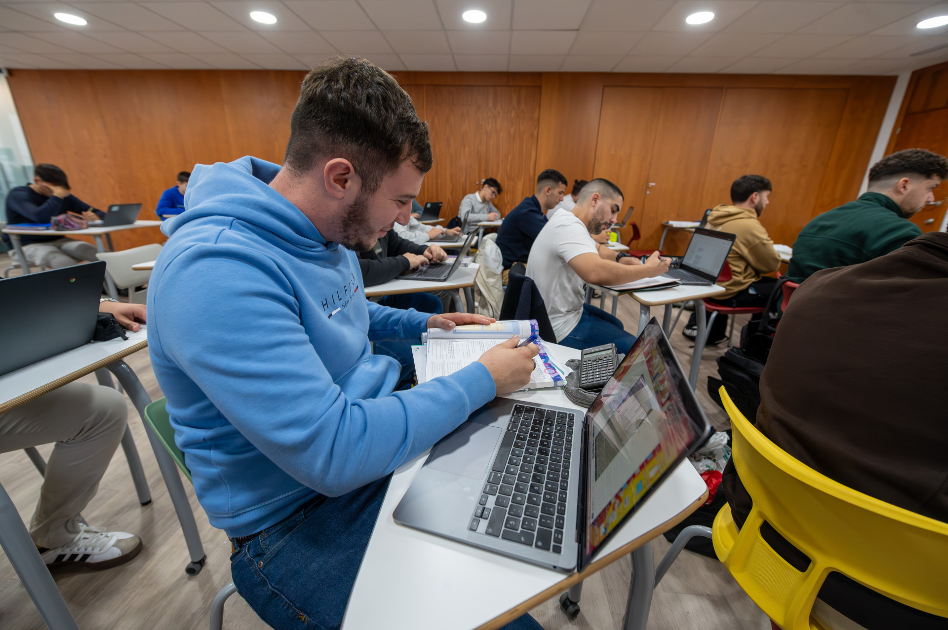 Alumnos en clase de Bachillerato Los Pinos