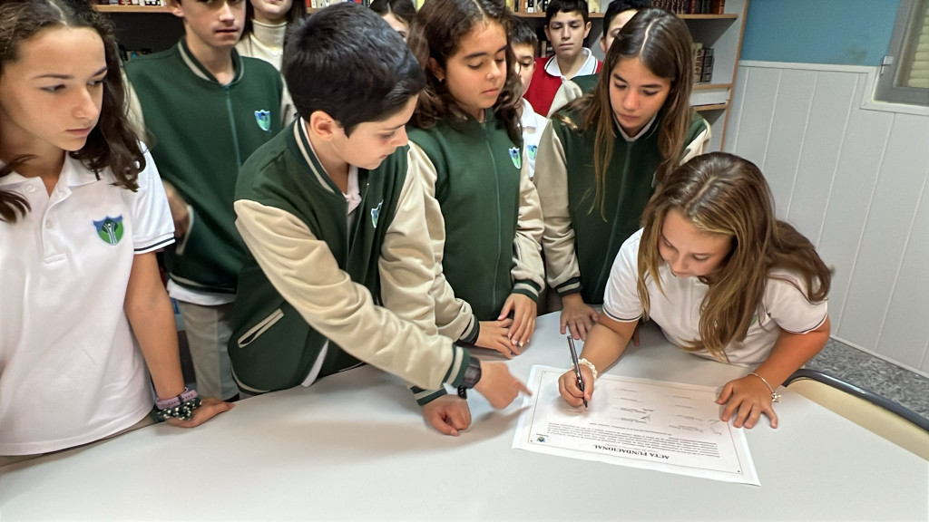 Los Pinos constituye el Club de Biblioteca Pinera